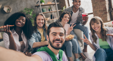 Eine Gruppe junger Männer und Frauen, die in die Kamera lächeln